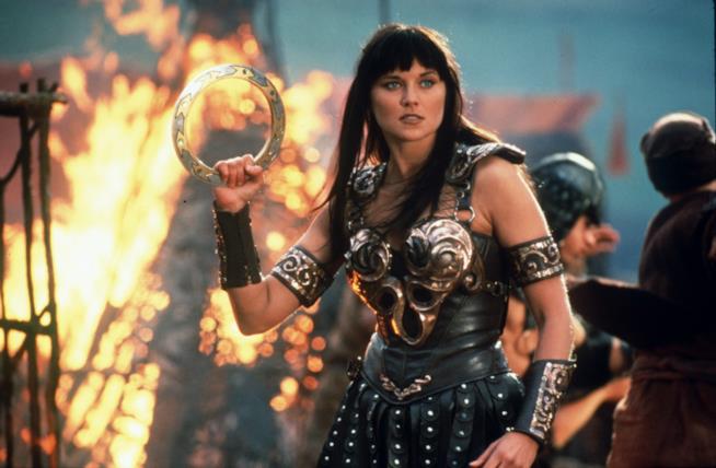 NBC rinuncia al reboot della Principessa guerriera, ma lascia una speranza per il futuro Lucy Lawless in una scena di Xena-Principessa Guerriera