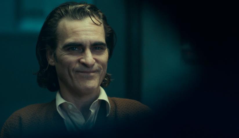 I profitti di Joker ammontano a mezzo miliardo di dollari (quasi quanto quelli di Infinity War) Un primo piano di Joaquin Phoenix nel film Joker