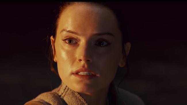 Star Wars VIII: Adam Driver si lascia sfuggire uno spoiler sulle origini di Rey Rey, spaventata e confusa, in una scena tratta dall'ultimo trailer di Star Wars VIII