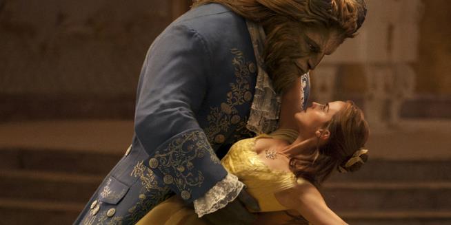 La Bella e la Bestia, la recensione del live action Disney La Bella e la Bestia nell'adattamento 2017