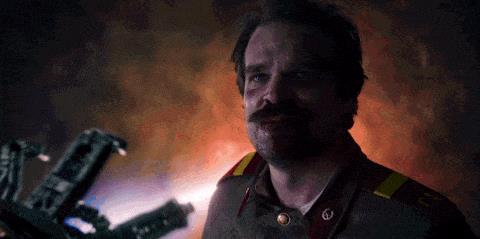 Il sacrificio di Hopper in Stranger Things Hopper sorride a Joyce prima di sacrificarsi