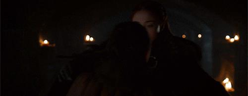Sansa e Arya Le due sorelle Stark che si riabbriacciano
