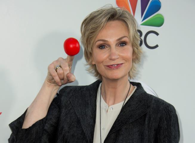 Jane Lynch è pronta a tornare in Criminal Minds 12 Jane Lynch con un simpatico naso rosso da clown