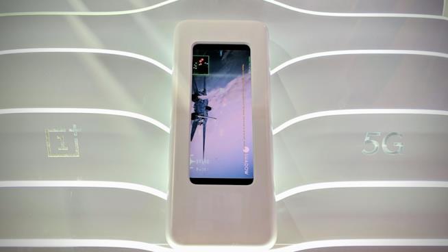 OnePlus mostra parzialmente il suo prossimo smartphone 5G al MWC2019 Foto del OnePlus 5G scattata al MWC2019