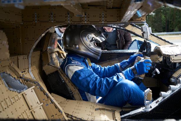 Il pilota Andy Wallace a bordo della Bugatti Chiron di LEGO Technic Il pilota Andy Wallace a bordo del modello LEGO Technic Bugatti Chiron in scala 1:1