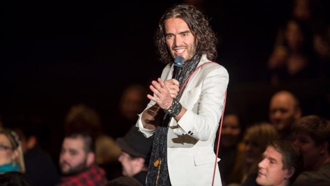 Russell Brand è diventato papà e lo ha annunciato durante uno spettacolo Russell brand durante un'esibizione in Germania