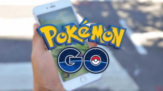 Un evento per festeggiare San Valentino in Pokémon GO? Un giocatore alle prese con Pokémon GO sul suo smartphone