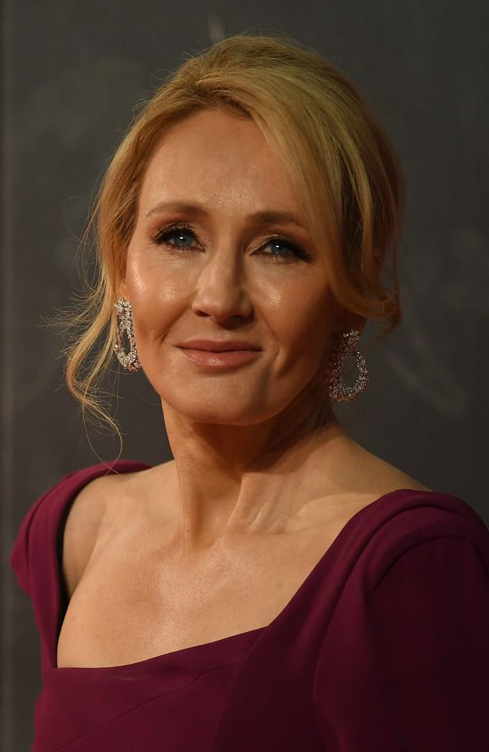J.K. Rowling J.K. Rowling con un abito porpora in uno scatto di primio piano