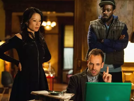 Watson e Sherlock in Elementary Una scena dal set di Elementary
