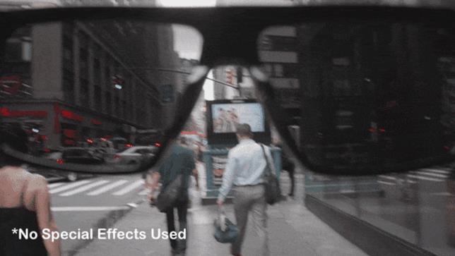 IRL Glasses, occhiali che "bloccano" gli schermi GIF mostra gli effetti degli occhiali