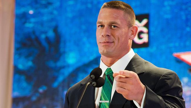 John Cena diventa testimonial di un'azienda di sacchi della spazzatura John Cena a un evento ufficiale