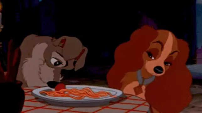 Lilly e il Vagabondo Il Vagabondo offre una polpetta a Lilli nel film animato Disney