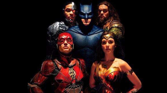 Zack Snyder conferma l'esistenza di una Snyder Cut di Justice League Un primo piano della Justice League in un'immagine promozionale del film