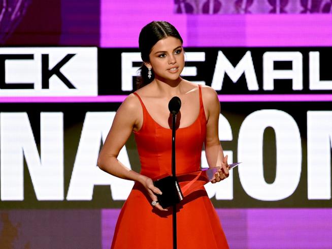 Selena Gomez torna sulle scene vincendo agli American Music Awards 2016 Primo piano di Selena Gomez agli American Music Awards 2016