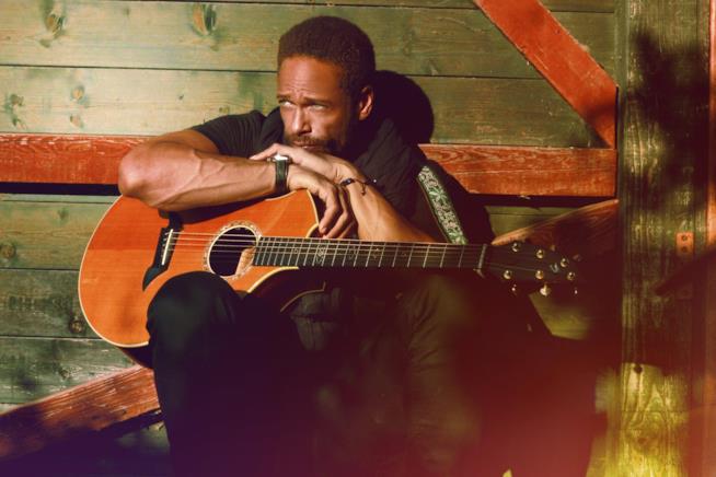 Gary Dourdan le canta a tutti dall’Italia