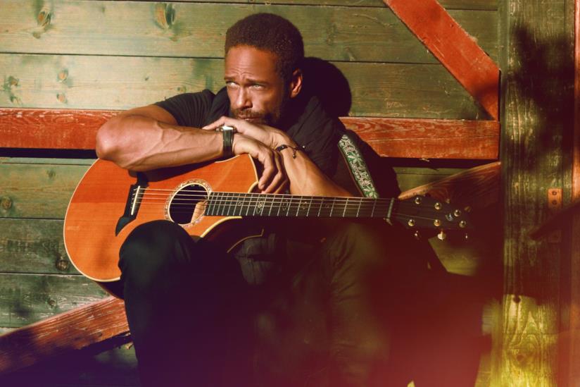 Gary Dourdan le canta a tutti dall’Italia