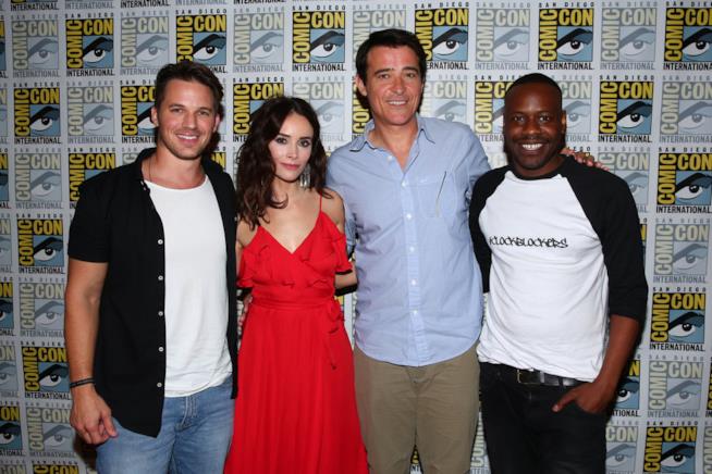 Panel di Timeless al SDCC 2017 Il cast di Timeless in posa prima del panel al SDCC 2017