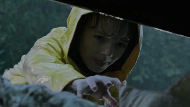 Le prime tre clip italiane di IT Georgie tenta di afferrare la sua barchetta