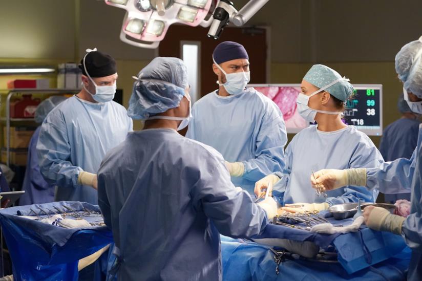Dopo lo stop alle riprese per l'emergenza Coronavirus, cosa sappiamo finora su Grey's Anatomy 16? Hayes, Jackson e Jo in una scena di Grey's Anatomy 16