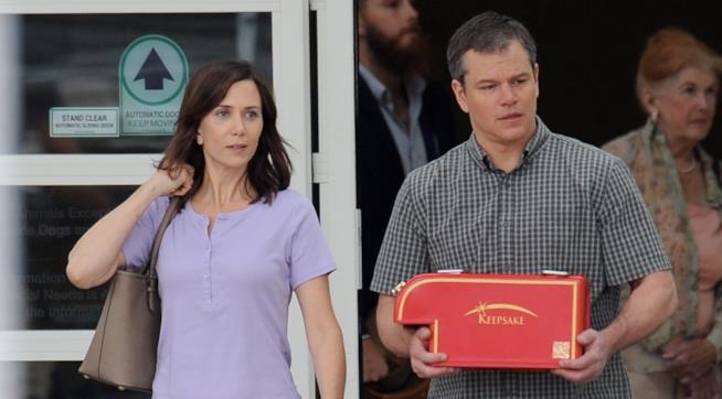 Kristen Wiig e Matt Damon in una scena del film Downsizing diretto da Alexander Payne