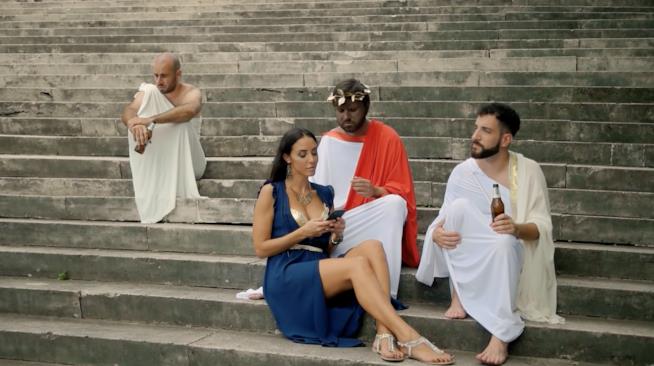 Gli Actual nel video per Romolo e Giuly Le coppie storiche Roma Nord e Roma Sud nel video degli Actual