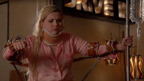 Scream Queens S02E05 Chanel #5 in convalescenza dopo essere stata attaccata da Green Meanie