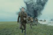 1917 è il capolavoro di Sam Mendes in corsa per gli Oscar 2020. Un war movie da vedere tutto d'un fiato George MacKay in una folle corsa del film