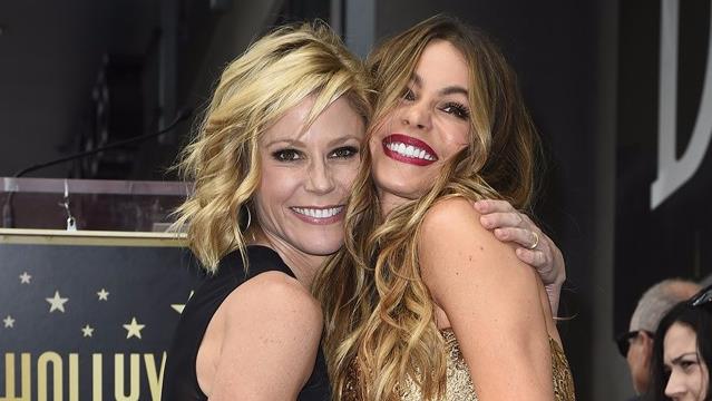 Julie Bowen e Sofia Vergara di Modern Family sono amiche, basta speculazioni Julie Bowen e Sofia Vergara insieme a un evento ufficiale