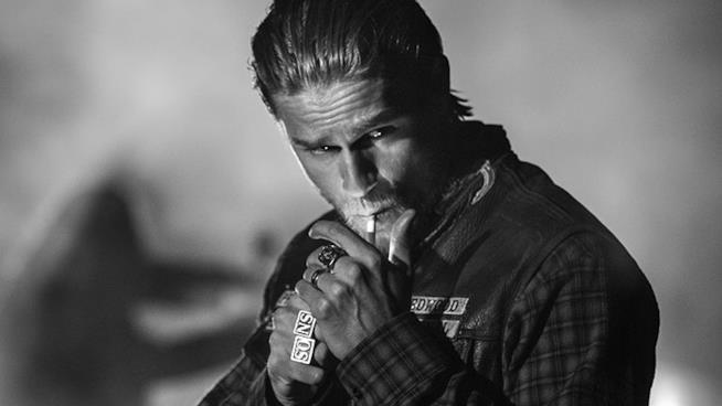 Charlie Hunnam è Jax Teller in Sons of Anarchy Jax Teller si accende una sigaretta in una scena di Sons of Anarchy