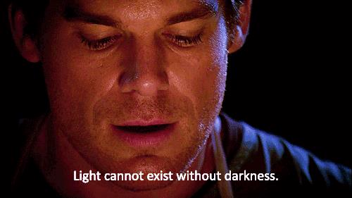 Dexter Morgan e il suo Passeggero Oscuro Dexter Morgan adora essere posseduto dal suo Passeggero Oscuro