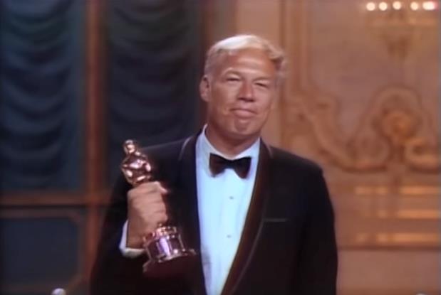 È mancato all'età di 91 anni l'attore premio Oscar George Kennedy George Kennedy stringe il suo Oscar per Nick Mano Fredda
