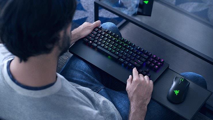 Razer Turret sono tastiera e mouse pensati per Xbox One Razer Turret in uso sulle gambe del giocatore