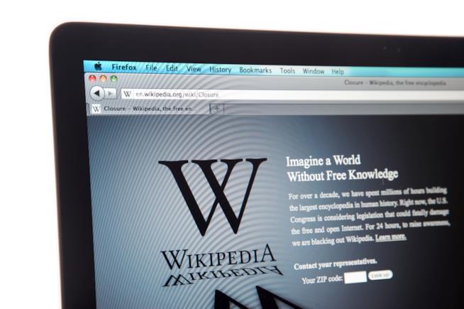 Direttive sul copyright in UE: Wikipedia oscura le immagini dal sito Primo piano del display di un tablet che mostra la homepage del sito web Wikipedia