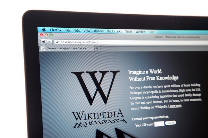 Direttive sul copyright in UE: Wikipedia oscura le immagini dal sito Primo piano del display di un tablet che mostra la homepage del sito web Wikipedia