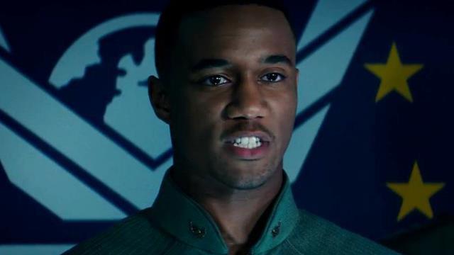 Jessie T. Usher interpreta il pilota di caccia stellari Dylan Hiller in Independence Day: Rigenerazione Il pilota Dylan Hiller in una scena di Independence Day: Rigenerazione