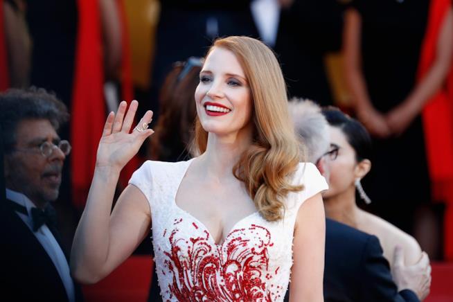 Jessica Chastain conferma: sarà in X-Men: Dark Phoenix Jessica Chastain sorridente saluta il pubblico di Cannes 70