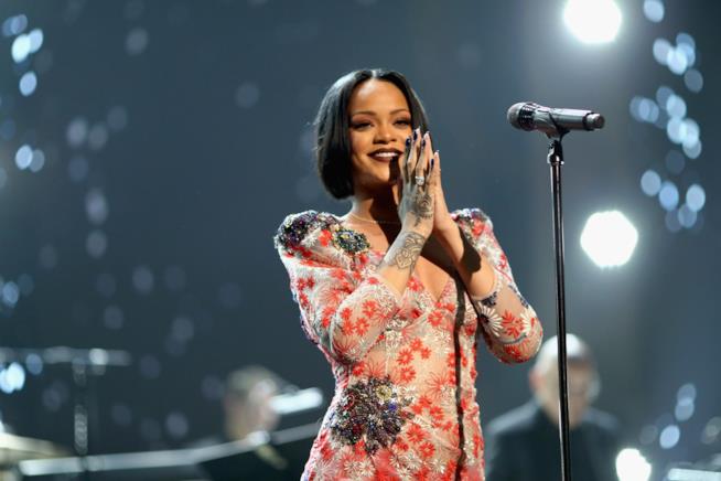 Rihanna offre la pizza ai suoi fan Primo piano di Rihanna