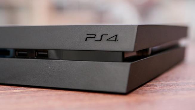 PS4 Slim, annuncio al Tokyo Game Show da Sony? PS4 vista frontalmente in primissimo piano