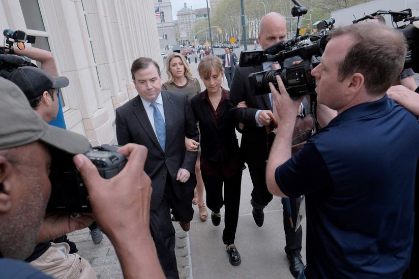 Allison Mack: nuove accuse in tribunale dalle ex schiave sessuali Allison Mack all'arrivo in tribunale