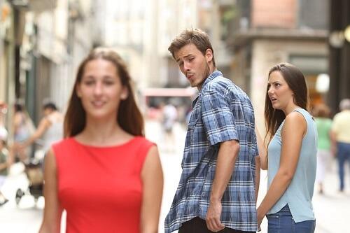 Il meme Distracted Boyfriend Il famoso meme Distracted Boyfriend