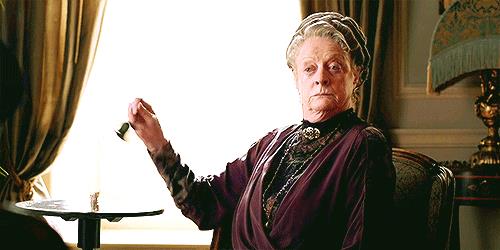 Maggie Smith sarà Lady Violet nel film di Downton Abbey GIF di Maggie Smith nel ruolo di Lady Violet mentre suona il campanello