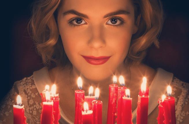 Le Terrificanti Avventure di Sabrina: la seconda stagione è in produzione Kiernan Shipka nei panni di Sabrina Spellman dal poster de Le Terrificanti Avventure di Sabrina