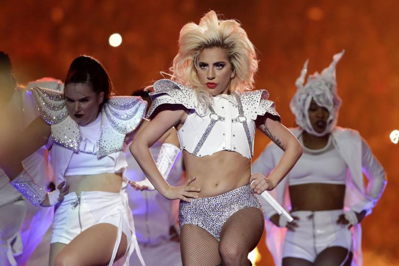 Lady Gaga si difende dalle critiche ricevute per il suo corpo dopo il Super Bowl Primo piano di Lady Gaga al Super Bowl