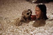 I fratelli Russo dirigeranno un nuovo remake di Poltergeist Poltergeist: la scena con gli scheletri nella piscina