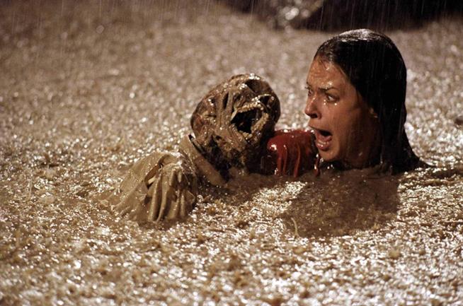 I fratelli Russo dirigeranno un nuovo remake di Poltergeist Poltergeist: la scena con gli scheletri nella piscina