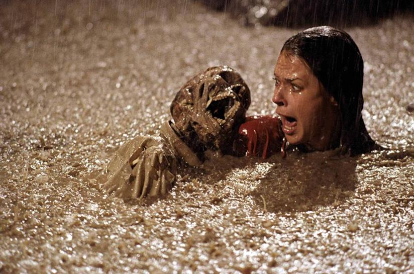 I fratelli Russo dirigeranno un nuovo remake di Poltergeist Poltergeist: la scena con gli scheletri nella piscina