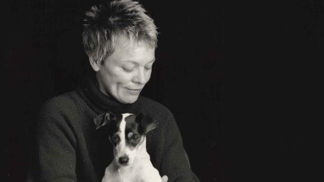 Laurie Anderson realizza la pellicola Heart Of A Dog Laurie Anderson: foto in bianco e nero con cane