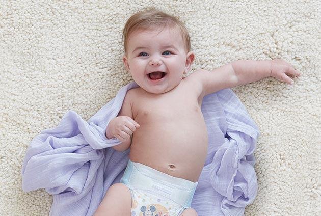 Un bambino felice Un bambino sorridente vestito del solo pannolino