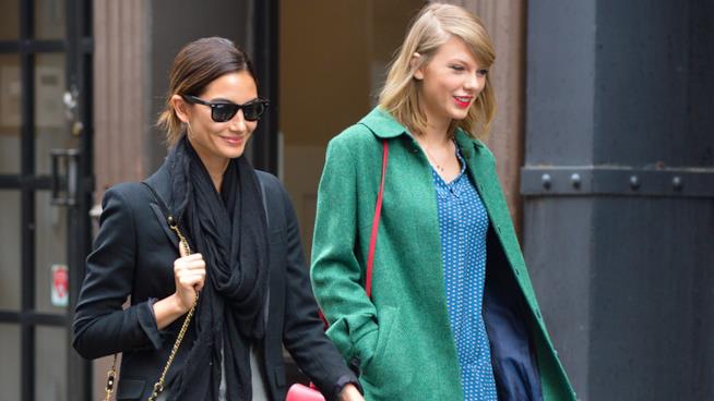 Taylor Swift in gita a Disneyland con Lily Aldridge Primo piano di Taylor Swift e Lily Aldridge