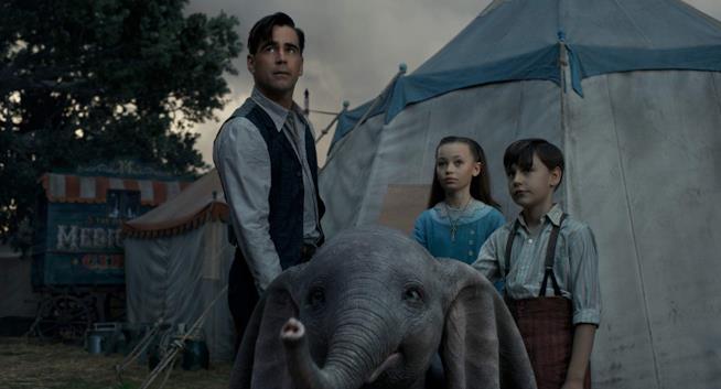 Il Dumbo di Tim Burton non sarà troppo dolce, a confermarlo è Colin Farrell Colin Farrell in una scena di Dumbo con l'elefantino e i bambini